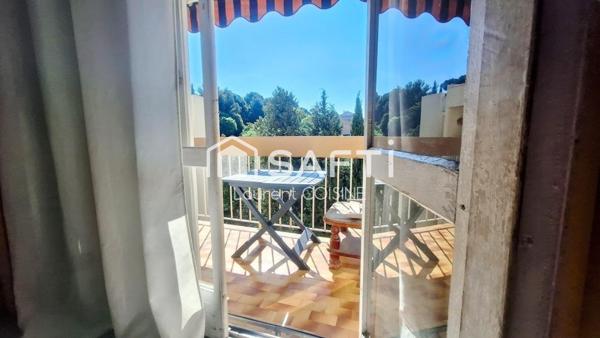 Vue dégagée et cadre verdoyant dans résidence sécurisée