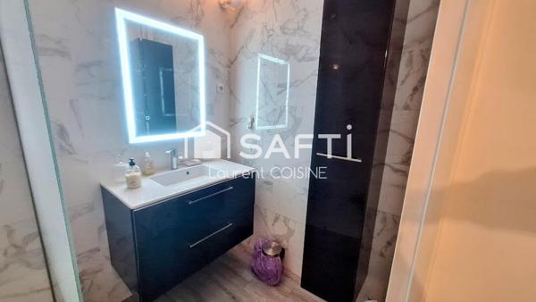 Vue dégagée et cadre verdoyant dans résidence sécurisée