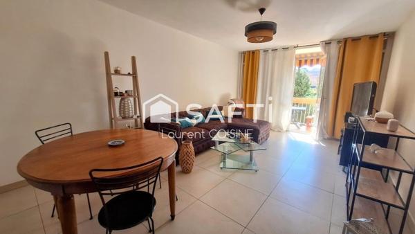 Vue dégagée et cadre verdoyant dans résidence sécurisée