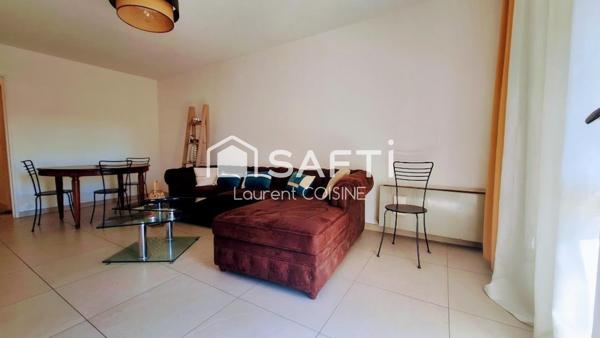 Vue dégagée et cadre verdoyant dans résidence sécurisée