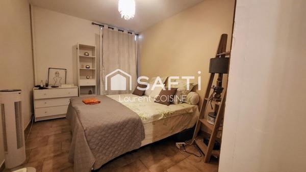 Vue dégagée et cadre verdoyant dans résidence sécurisée