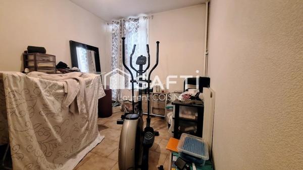 Vue dégagée et cadre verdoyant dans résidence sécurisée