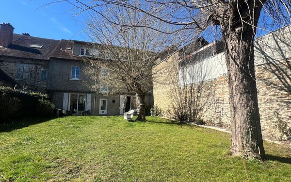 Maison à vendre    7 pièces • 247 m2 Saint-Yrieix-la-Perche