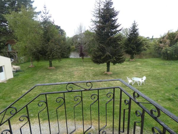 Maison dans un parc avec étang