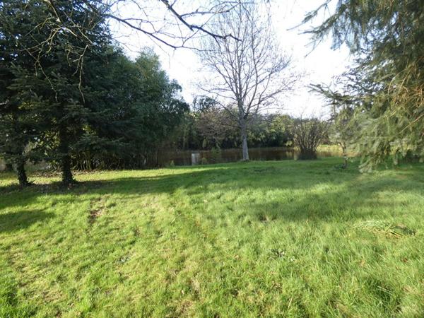 Maison dans un parc avec étang