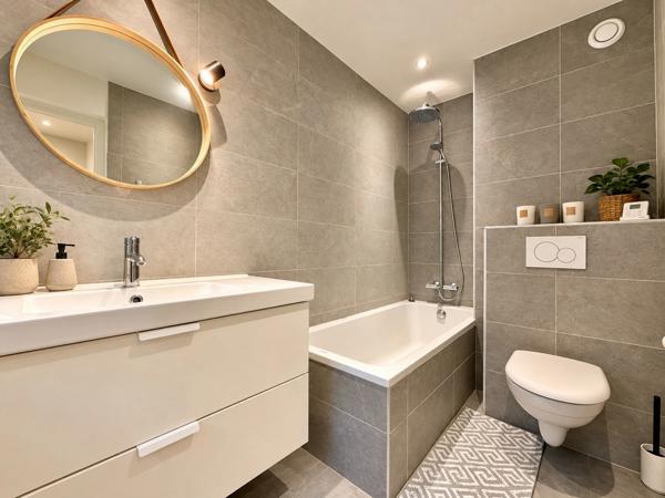 Talloires (74) – T2 bis meublé de 42 m² en triplex, deux balcons vue lac