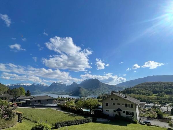 Talloires (74) – T2 bis meublé de 42 m² en triplex, deux balcons vue lac