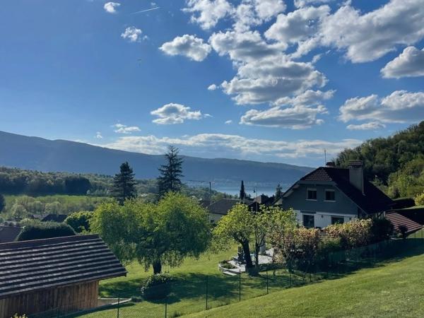 Talloires (74) – T2 bis meublé de 42 m² en triplex, deux balcons vue lac