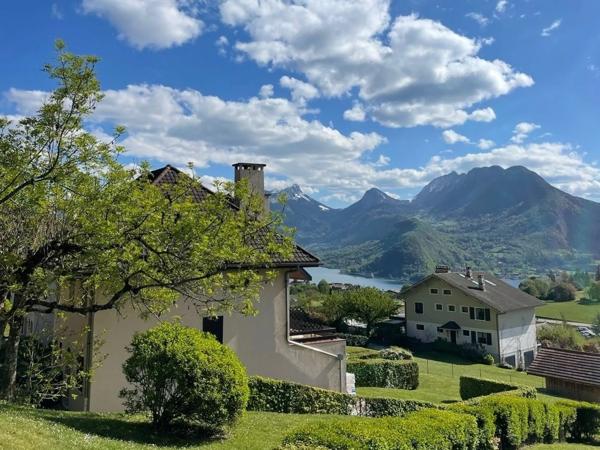 Talloires (74) – T2 bis meublé de 42 m² en triplex, deux balcons vue lac