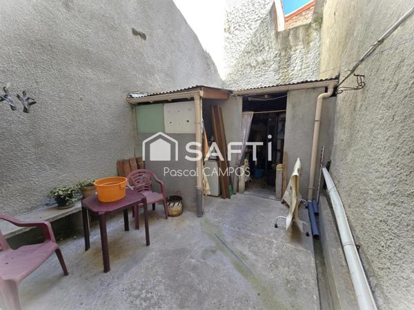 Maison de ville avec garage et cour.