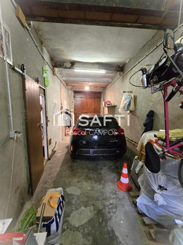 Maison de ville avec garage et cour.