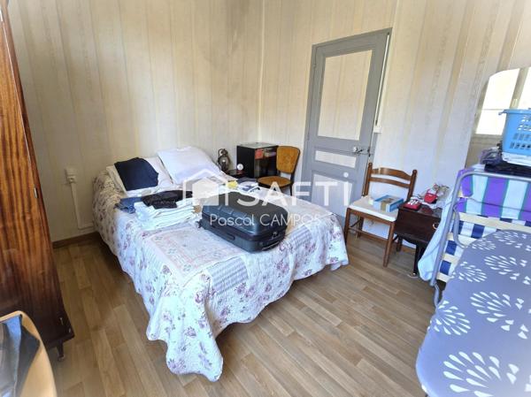 Maison de ville avec garage et cour.