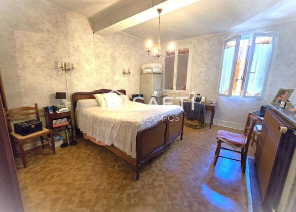 Maison de ville avec garage et cour.