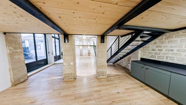 Local commercial en vente Paris proche République avec mezzanines rénovées
