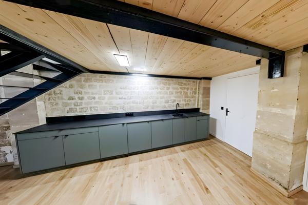 Local commercial en vente Paris proche République avec mezzanines rénovées