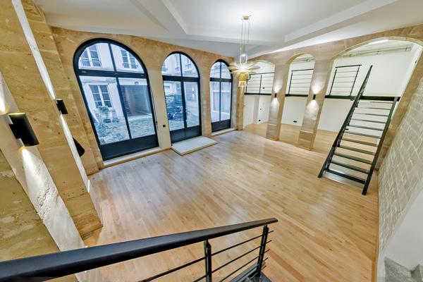 Local commercial en vente Paris proche République avec mezzanines rénovées