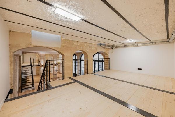 Local commercial en vente Paris proche République avec mezzanines rénovées