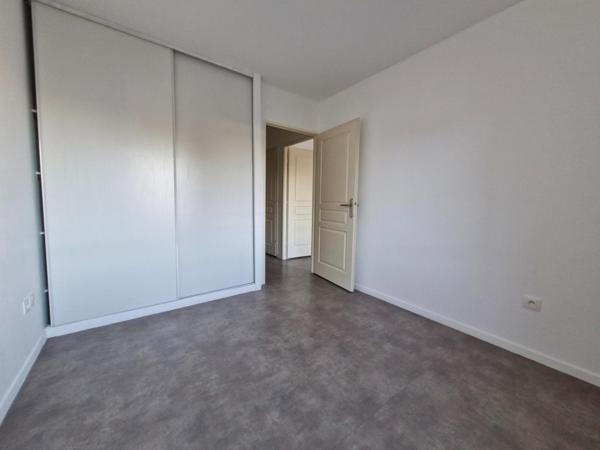 Proche des autoroutes, gare maison 2017, trois chambres, jardin, dpe a/a, parking