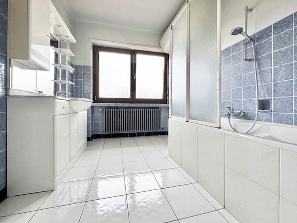 Lumineux et spacieux T5 de 130 m2 avec son balcon et son garage privé