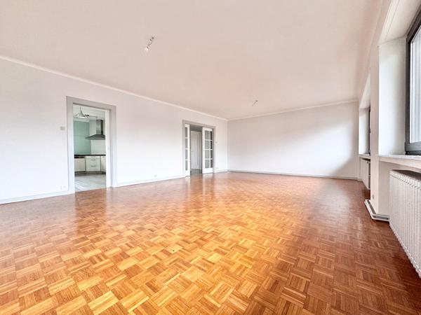 Lumineux et spacieux T5 de 130 m2 avec son balcon et son garage privé