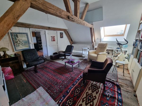 Manoir fin 17ème siècle et 5 maisons en location à vendre à LIFFRE, environ 800m² de superficie (400m² manoir et 406m² de logements locatifs), 11 hectares de parcelle.