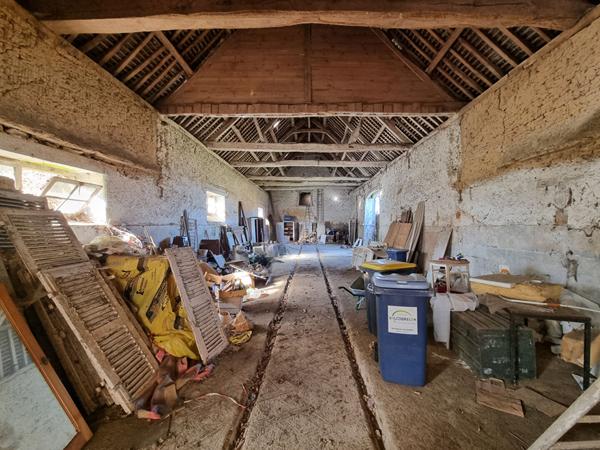 Manoir fin 17ème siècle et 5 maisons en location à vendre à LIFFRE, environ 800m² de superficie (400m² manoir et 406m² de logements locatifs), 11 hectares de parcelle.