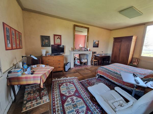 Manoir fin 17ème siècle et 5 maisons en location à vendre à LIFFRE, environ 800m² de superficie (400m² manoir et 406m² de logements locatifs), 11 hectares de parcelle.