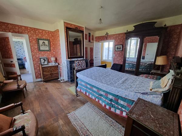 Manoir fin 17ème siècle et 5 maisons en location à vendre à LIFFRE, environ 800m² de superficie (400m² manoir et 406m² de logements locatifs), 11 hectares de parcelle.