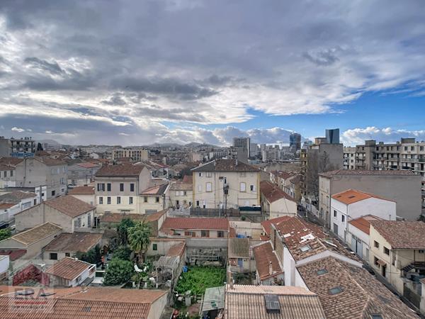 A vendre Type 4 Marseille 13014 Le Canet Dernier étage  Terrasse avec vue mer  Cave