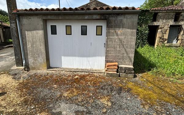 Maison à vendre    1 pièce •  Saint-Maixent-de-Beugné