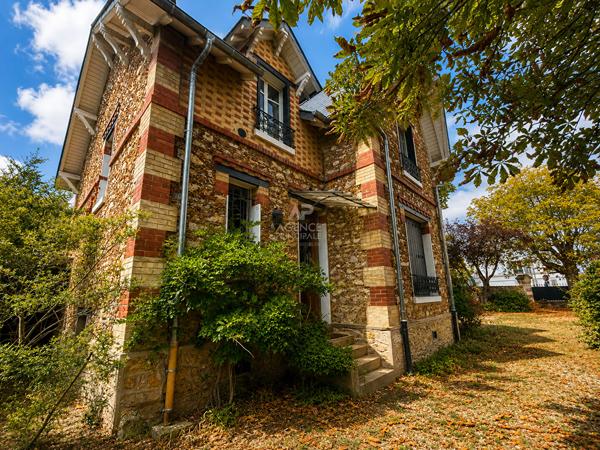 Maison Verneuil Sur Seine 5 pièce(s) 110 m2 499 000 € **  - Référence  1159