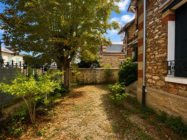 Maison Verneuil Sur Seine 5 pièce(s) 110 m2 499 000 € **  - Référence  1159