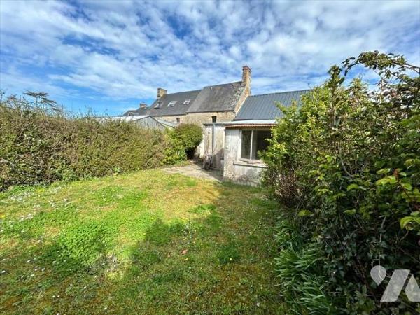 À seulement 500 mètres du centre du Bourg de Gouville, venez découvrir cette charmante maison e...