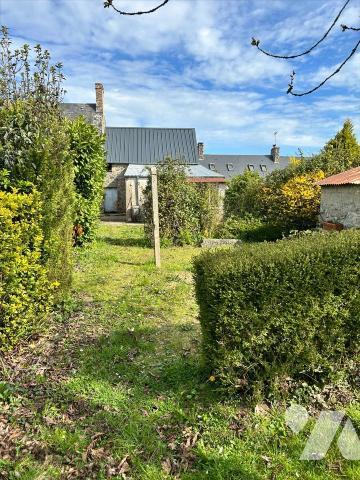À seulement 500 mètres du centre du Bourg de Gouville, venez découvrir cette charmante maison e...