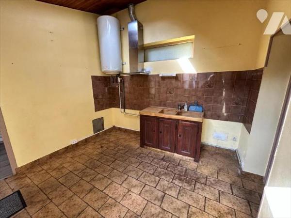 À seulement 500 mètres du centre du Bourg de Gouville, venez découvrir cette charmante maison e...