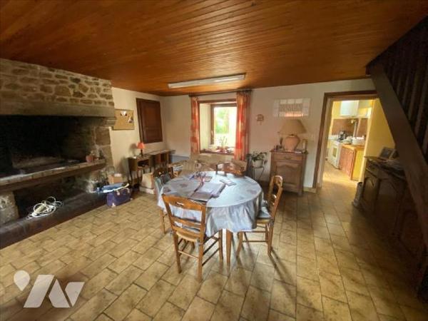 À seulement 500 mètres du centre du Bourg de Gouville, venez découvrir cette charmante maison e...