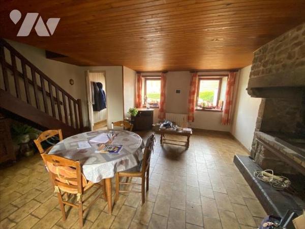 À seulement 500 mètres du centre du Bourg de Gouville, venez découvrir cette charmante maison e...