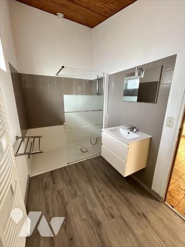 À seulement 500 mètres du centre du Bourg de Gouville, venez découvrir cette charmante maison e...