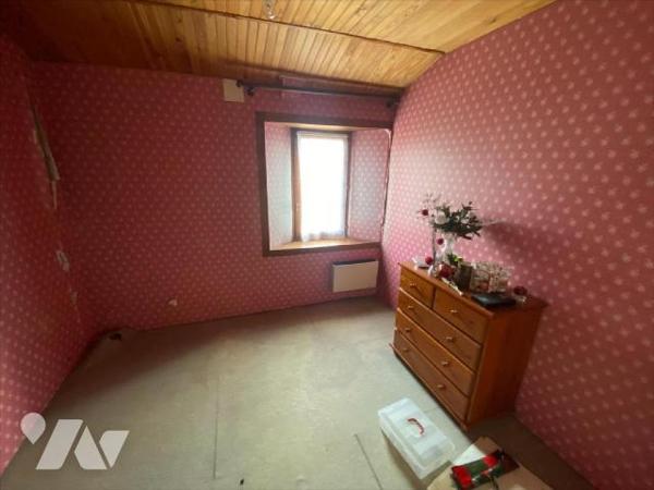 À seulement 500 mètres du centre du Bourg de Gouville, venez découvrir cette charmante maison e...