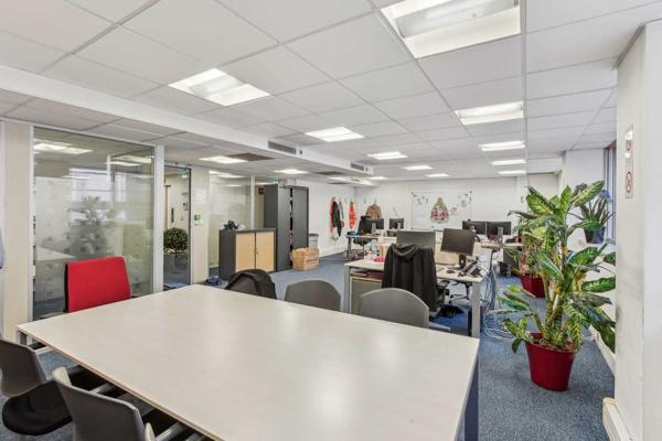 Bureaux à louer à Levallois-Perret avec terrasse privative et standing