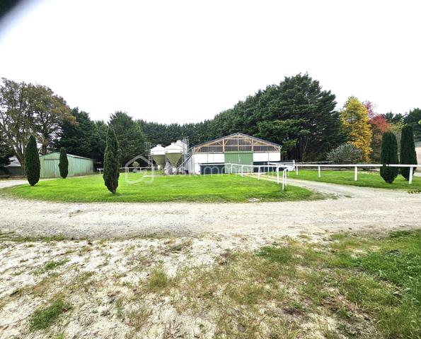 TERRAIN   de 400 000m² AVEC DU  BÂTI 

Valérie VOISIN vous présente à la vente ce bel ensemble d'une surface de terrain attenant d'environ 40 hectares .
Le site se compose comme suit:

BATIMENT A  d'environ 800m² :
*16 boxes intérieurs( 3.5X4.5 et 3X5)avec du stockage fourrage juste au dessus des boxes  et des abreuvoirs automatiques.
*6 boxes stabulation  
*Un  auvent de stockage 
*,Des bureaux,  des logements pour le personnel. 

BATIMENT B d'environ 550m² :
*26 boxes intérieurs ( 3X3.5)
* partie stockage du matériel  d'environ 140m² attenante au bâtiment.

BATIMENTC d'environ 670m²:
*28 boxes( 12 de 2X3 et 16 de 2.5X3.5)
* Partie stockage de 230m²( au milieu).

BATIMENT D d'environ 100m² :
*10 boxes(4 de 3X4 et 6 de 2.5X3.5).

BATIMENT E d'environ 250m² :
*4 stalles
* Une sellerie
*Une fabrique d'aliments, 5 silos
* Un local phyto
* Douches extérieures.

Trois hangars d' environ  750m² chacun avec toiture photovoltaïque.

Des équipements spécifiques:
*Des ronds de 300m et 350m
*Un marcheur  Liberty couvert
*Un manège à eau 
*Une ligne droite de 700m
*Trois  pistes ( 1100m,1000m,300m)
* Des paddocks.

Possibilité de reprendre du matériel( tracteur, épandeur, mélangeuse, gyrobroyeur)

Possibilité  de construire un bien d'habitation ( terrain viabilisé)
Possibilité  de construire un manège de 2500m².

Prairies bien entretenues, clôturées dans un cadre préservé.
Possibilité d'acquérir en plus 20 ha.

Attestation de capacité bancaire demandée avant visite
selon l'article L.561.5 du code monétaire et financier, pour l'organisation de la visite , la présentation d'une pièce d'identité vous sera demandée