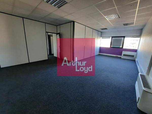 CLERMONT FERRAND A LOUER BUREAUX 220M² + PARKING
