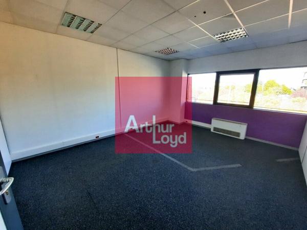CLERMONT FERRAND A LOUER BUREAUX 220M² + PARKING