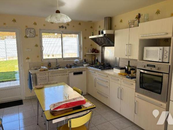 Maison / pavillon édifié en 2006 de plain-pied, comprenant cuisine, séjour, trois chambres, sal...