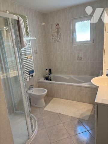 Maison / pavillon édifié en 2006 de plain-pied, comprenant cuisine, séjour, trois chambres, sal...