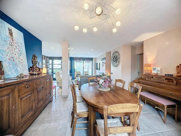 Superbe appartement de 175 m2 avec terrasse , jardin , garage de 80 m2  en centre ville de Cahors