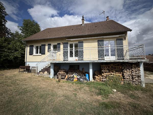 Située sur la commune de Saint-Just avec ses commodités pratiques: école primaire, restaurant, boulangerie etc.., je vous présente cette maison élevée sur sous-sol avec de beaux volumes d'environ 125m² habitables.

Elle se compose en RDC d'un salon séjour, d'une salle à manger avec son poêle à bois, d'une cuisine indépendante, de 3 chambres, d'une salle d'eau (avec douche) et d'un WC indépendant.
Au sous-sol, vous aurez accès à des pièces supplémentaires: une 4ème chambre, une grande pièce avec possibilité de faire une salle de jeux, salle d'eau avec douche et WC, une cave et un garage avec atelier.

En extérieur, vous pourrez profitez d'un beau terrain entièrement clos d'environ 1350m² avec une serre et un poulailler , ainsi que d'une belle terrasse en prolongement de la cuisine et du salon avec une très belle vue dégagée.

Travaux de rafraichissement général et de finitions à prévoir!

infos complémentaires:
-assainissement individuel avec 2 fosses septiques- 
-cuve à fuel enterrée à prévoir de retirer- 
-menuiseries PVC et double vitrag-
-store banne-
-une partie de l'électricité refaite- 
-combles en cours d'isolement-
etc...