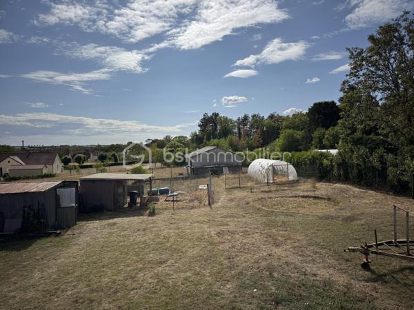 Située sur la commune de Saint-Just avec ses commodités pratiques: école primaire, restaurant, boulangerie etc.., je vous présente cette maison élevée sur sous-sol avec de beaux volumes d'environ 125m² habitables.

Elle se compose en RDC d'un salon séjour, d'une salle à manger avec son poêle à bois, d'une cuisine indépendante, de 3 chambres, d'une salle d'eau (avec douche) et d'un WC indépendant.
Au sous-sol, vous aurez accès à des pièces supplémentaires: une 4ème chambre, une grande pièce avec possibilité de faire une salle de jeux, salle d'eau avec douche et WC, une cave et un garage avec atelier.

En extérieur, vous pourrez profitez d'un beau terrain entièrement clos d'environ 1350m² avec une serre et un poulailler , ainsi que d'une belle terrasse en prolongement de la cuisine et du salon avec une très belle vue dégagée.

Travaux de rafraichissement général et de finitions à prévoir!

infos complémentaires:
-assainissement individuel avec 2 fosses septiques- 
-cuve à fuel enterrée à prévoir de retirer- 
-menuiseries PVC et double vitrag-
-store banne-
-une partie de l'électricité refaite- 
-combles en cours d'isolement-
etc...