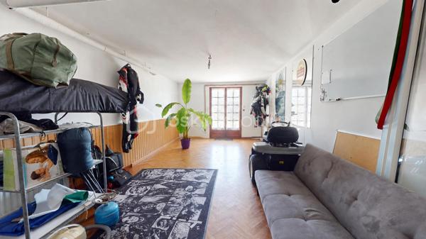 Située sur la commune de Saint-Just avec ses commodités pratiques: école primaire, restaurant, boulangerie etc.., je vous présente cette maison élevée sur sous-sol avec de beaux volumes d'environ 125m² habitables.

Elle se compose en RDC d'un salon séjour, d'une salle à manger avec son poêle à bois, d'une cuisine indépendante, de 3 chambres, d'une salle d'eau (avec douche) et d'un WC indépendant.
Au sous-sol, vous aurez accès à des pièces supplémentaires: une 4ème chambre, une grande pièce avec possibilité de faire une salle de jeux, salle d'eau avec douche et WC, une cave et un garage avec atelier.

En extérieur, vous pourrez profitez d'un beau terrain entièrement clos d'environ 1350m² avec une serre et un poulailler , ainsi que d'une belle terrasse en prolongement de la cuisine et du salon avec une très belle vue dégagée.

Travaux de rafraichissement général et de finitions à prévoir!

infos complémentaires:
-assainissement individuel avec 2 fosses septiques- 
-cuve à fuel enterrée à prévoir de retirer- 
-menuiseries PVC et double vitrag-
-store banne-
-une partie de l'électricité refaite- 
-combles en cours d'isolement-
etc...
