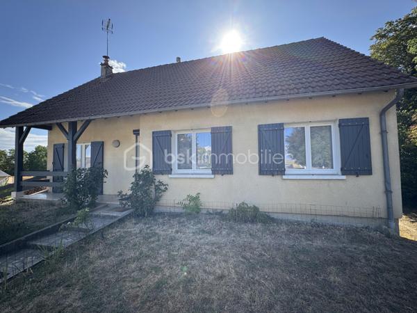 Située sur la commune de Saint-Just avec ses commodités pratiques: école primaire, restaurant, boulangerie etc.., je vous présente cette maison élevée sur sous-sol avec de beaux volumes d'environ 125m² habitables.

Elle se compose en RDC d'un salon séjour, d'une salle à manger avec son poêle à bois, d'une cuisine indépendante, de 3 chambres, d'une salle d'eau (avec douche) et d'un WC indépendant.
Au sous-sol, vous aurez accès à des pièces supplémentaires: une 4ème chambre, une grande pièce avec possibilité de faire une salle de jeux, salle d'eau avec douche et WC, une cave et un garage avec atelier.

En extérieur, vous pourrez profitez d'un beau terrain entièrement clos d'environ 1350m² avec une serre et un poulailler , ainsi que d'une belle terrasse en prolongement de la cuisine et du salon avec une très belle vue dégagée.

Travaux de rafraichissement général et de finitions à prévoir!

infos complémentaires:
-assainissement individuel avec 2 fosses septiques- 
-cuve à fuel enterrée à prévoir de retirer- 
-menuiseries PVC et double vitrag-
-store banne-
-une partie de l'électricité refaite- 
-combles en cours d'isolement-
etc...